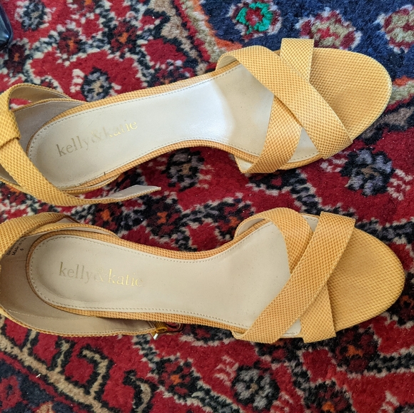 Kelly&Kate mustard heels - Picture 3 of 3